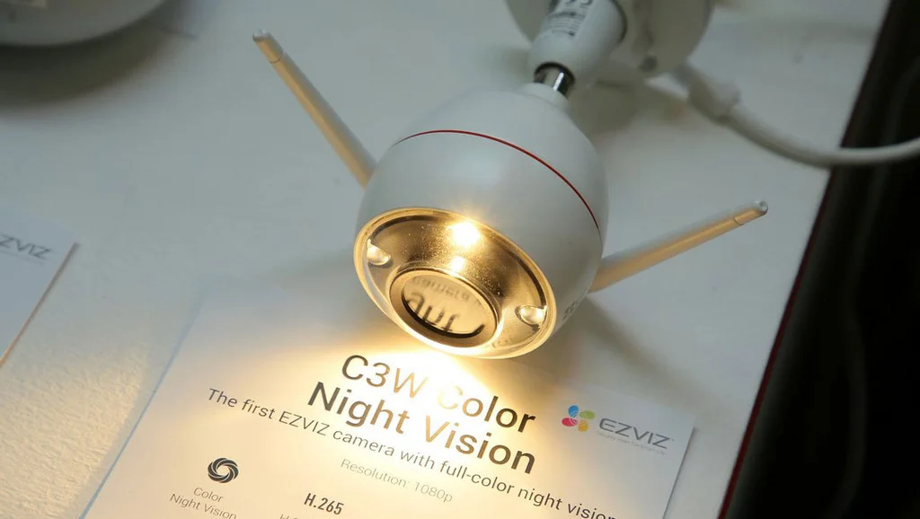 EZVIZ IP Wifi C3W sở hữu đèn Spotlight soi sáng